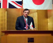 講演する英国大使